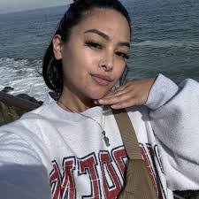 Kim Pon's Instagram, Twitter & Facebook