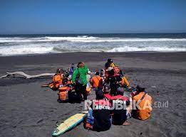 Maybe you would like to learn more about one of these? Tujuh Wisatawan Terseret Ombak Di Pantai Goa Cemara Republika Online