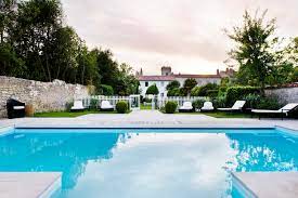 The long favored summer escape for chic parisians, il de ré oozes classic luxury and from the base of villa clarisse, you'll be in a prime location to explore the island's highlights. La Villa Clarisse Re Island Ile De Re Location Hotels Appartement Chambre Boutique Et Restaurants