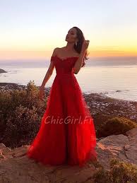 Robe de bal longue rouge col v plongeant illusion ceinturé plumes. Robe De Bal De Promo Longue Rouge Dentelle Epaule Denudee