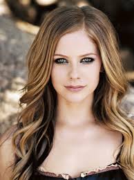 Avril Lavigne Blue Liner And Wavy Hair Hair Inspiration Avril Lavigne Pictures Avril Lavigne