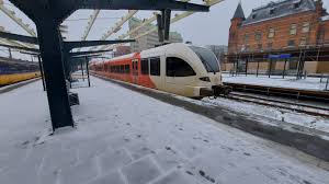 Van en naar alle stations rijden treinen. Liveblog Winterweer Code Oranje Tot 18 00 Uur Bus En Treinvervoer Weer Opgestart Afgesloten Oog Radio En Televisie