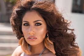 She wore plenty of sweaters and fluffy clothes, but after the first months, she was brave enough to wear tense pieces. Radics Gigi Terhes Twice Hu