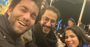 اصطحب الفنان المصري أحمد حلمي وزوجته الفنانة منى زكي، اليوم الأربعاء، ابنتهما الكبرى لي لي في حفل افتتاح مهرجان القاهرة السينمائي الدولي في دورته الـ42، في أول ظهور. Ø£Ø­Ù…Ø¯ Ø­Ù„Ù…Ù‰ ÙˆÙ…Ù†Ù‰ Ø²ÙƒÙ‰ ÙˆØªØ§Ù…Ø± Ø­Ø¨ÙŠØ¨ ÙˆØ¨Ø´Ø±Ù‰ Ù…Ø¹ Ø¨Ø¹Ø¶ ÙÙ‰ Ù…ÙƒØ§Ù† ÙˆØ§Ø­Ø¯ Ø§Ø¹Ø±Ù ÙÙŠÙ† Ø§Ù„ÙŠÙˆÙ… Ø§Ù„Ø³Ø§Ø¨Ø¹