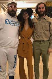 By allyson payer you don't have to observe emily ratjakowski's style as closely as we do to notice that she definitely has a favorite summer outfit: Emily Ratajkowski Found Her Entire Wedding Outfit At Zara For 199 Emily Ratajkowski Zara Suits Emily Ratajkowski Style