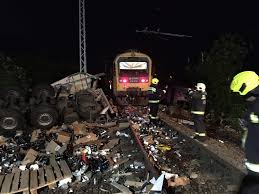 Jun 16, 2021 · borzalmas buszbaleset! Index Belfold Ketteszakitotta A Satoraljaujhelyre Tarto Vonat A Kamiont
