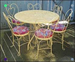 Cool Method For Upholstering Old Iron Feasting Seats I Would Paint Them White Love T Metal Outdoor Furniture Vintage Outdoor Furniture Wrought Iron Furniture
