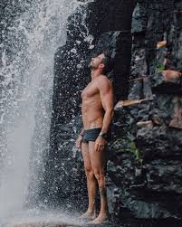 Erasmo Viana na cachoeira só de sunga - PRIVE GAYS - Vídeos Porno | Amador  | Downloads