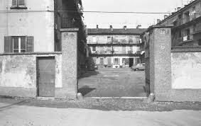Nell'edilizia residenziale la casa di ringhiera (o casa a ballatoio) rappresenta una particolare tipologia di appartamenti in cui i ballatoi sono usati come spazi comuni per accedere alle diverse stanze o, nel caso di un condominio, alle singole unità abitative. La Casa Di Ringhiera