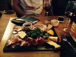 Planche De Charcuterie Et Fromage La Part Des Anges Sur Lille Planche De Charcuterie Cuisine Bar Cuisine