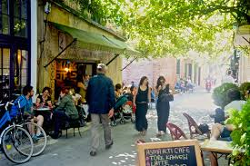 Karaköy konumu ve tarihi dolayısıyla çok önemli bir yer ;oradaki tarihin ispatıda, o güzelim binaları.ama karaköy'ün bugünkü durumuna herkes üzülüyordur herhalde. Visit The Karakoy Area Tooistanbul Visit Istanbul Planning Stay At Istanbul