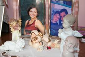 Blumen in gedenken an die opfer der katastrophe von kaprun. Die Trauer Hort Nie Auf Oberpullendorf