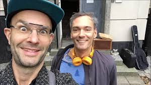 De blandar popmusik och sagor i ny barnpodd