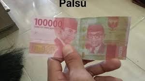 Direktur departemen pengelolaan uang bank indonesia (bi) yudi harymukti mengatakan ada cara ampuh mengenali ciri keaslian uang rupiah adalah dengan metode 3d, yakni dilihat, diraba, dan diterawang. Pemilik Kios Di Taipa Diduga Jadi Korban Penipuan Uang Palsu Setelah Diraba Teksturnya Lebih Licin Tribun Palu