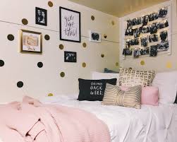 27 Girls Room Decor Ideas To Change The Feel Of The Room Enthusiasthome Dorm Room Wall Decor Dorm Room Decor Dorm Room Walls