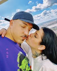 Feliz dia, minha namorada! Você ainda está aqui. Quem conhece o Delacruz  não sabe que o Daniel não é fácil, nem sempre é cuidadoso com as palavras,  é arrogante, insensível e outras