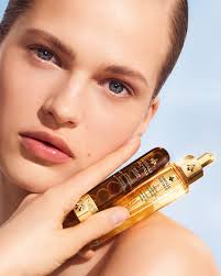 From He Cong's bold gaze to Maty Fall's dreamy floral look, go behind the  scenes of KissKiss Bee Glow with Guerlain Creative Director of Makeup  VIOLETTE and models @heconghc @dibaamaty, with sustainable