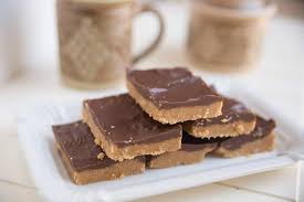 Ces Carres Au Chocolat Et Au Beurre D Arachides Sont Absolument Parfaits Recipe Chocolate Peanut Butter Squares Chocolate Chip Recipes Baking