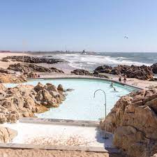 Construída na década de 1960 e inaugurada em 1966, a piscina das marés foi projetada pelo arquiteto álvaro siza vieira, o mais conceituado e premiado arquiteto contemporâneo português, vencedor do prémio pritzker. Alvaro Siza Vieira Giovanni Amato Piscina Das Mares Divisare