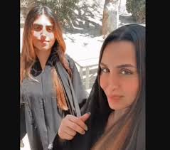 أثارت الناشطة السعودية هند القحطاني عاصفة من الجدل والغضب بعد نشرها مقطع فيديو وهي ترقص بطريقة جريئة وجدها البعض مثيرة وخارجة عن العادات والتقاليد. Ù‡Ù„ Ø¹Ø§Ø¯Øª Ù‡Ù†Ø¯ Ø§Ù„Ù‚Ø­Ø·Ø§Ù†ÙŠ Ø¥Ù„Ù‰ Ø§Ù„Ø­Ø¬Ø§Ø¨ Ø´Ø§Ù‡Ø¯ ÙƒÙŠÙ Ø¸Ù‡Ø±Øª Ø§Ù„Ù†Ø§Ø´Ø·Ø© Ø§Ù„Ø³Ø¹ÙˆØ¯ÙŠØ© Ø¨Ø±ÙÙ‚Ø© Ø§Ø¨Ù†ØªÙ‡Ø§ ÙˆØ·Ù† ÙŠØºØ±Ø¯ Ø®Ø§Ø±Ø¬ Ø§Ù„Ø³Ø±Ø¨