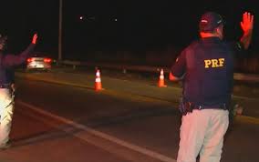 Durante as buscas ao serial killer. Lazaro Barbosa E Cercado Pela Policia Rodoviaria Federal Com Barreiras Pelas Estradas De Goias Pais Diario Do Nordeste