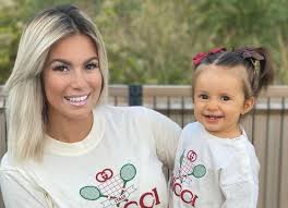 Les Marseillais Carla Et Kevin Partagent Les Premiers Pas De Leur Fille Ruby Et C Est Trop Mignon Jeune Maman Tele Realite Premiers Sons