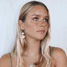 Karina Horton's Instagram, Twitter & Facebook