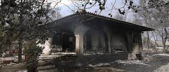 Εξακολουθούν να επιχειρούν περίπου 90 πυροσβέστες με 28 οχήματα, δυο πεζοπόρα τμήματα και το μηχανοκίνητο ειδικό τμήμα. Wlsl7s9dfalhcm