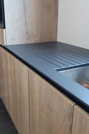 Plan De Travail Noir Avec Egouttoir Design Evier Cuisine Ceramique Cuisine Noire Et Bois Egouttoir Design
