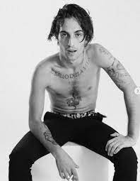 Taglio di capelli corto e ben pettinato. Maneskin Damiano David Compie 22 Anni Da Rockstar La Repubblica