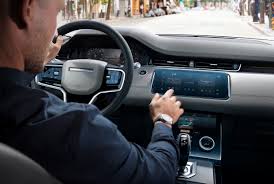 The 2021 land rover range rover velar is a luxury suv/crossover on the generous side of compact. Range Rover Evoque Bietet Im Modelljahr 2021 Drei Neue Motoren Mit Mild Und Plug In Hybrid Technologie Ein Neues Infotainmentsystem Und Neue Ausstattungsvarianten Land Rover Homepage