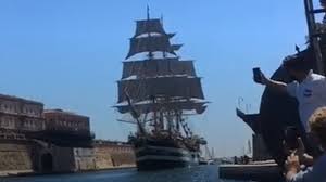 L'amerigo vespucci, al comando del capitano di vascello claudio confalonieri, sosterà nei porti di nizza, la goulette, civitavecchia, istanbul, varna, odessa, costanza, iraklion, portoferraio per fare rientro a livorno il 19 settembre. Taranto Lo Spettacolo Dell Amerigo Vespucci Che Entra Nel Mare Piccolo Corriere Tv
