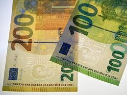 Mit einem gesamtwert von rund 307 milliarden euro steht sie aber für 28 prozent des nennwerts aller euroscheine im umlauf. Neue 100 Und 200 Euro Scheine Im Umlauf Berlin De
