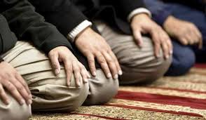 Solat berjemaah menzahirkan syiar islam dan memupuk semangat perpaduan di kalangan muslimin. Inilah 10 Kelebihan Solat Berjemaah Di Masjid Kifarah Media