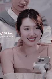 Thúy Ngân và Võ Cảnh bị soi hành động tình tứ trên sóng livestream, một tín hiệu  từ đàng gái cho thấy rõ mối quan hệ