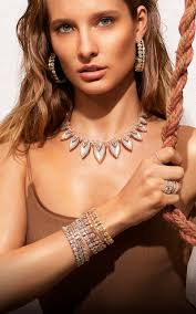 Chains, chokers and long length necklaces, in white gold, pink gold, yellow gold and titanium, to give outfits a touch of sparkle and to become your everyday ally to be worn by day or by night. Official Messika Website Luxury Jewelry And High Jewelry