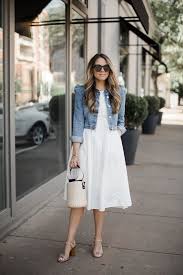 Tener una chaqueta en este tono es perfecto para combinar con diversos estilos según tu tendencia. Como Combinar La Campera De Denim Para Todos Los Dias Estilo De Moda Casual Moda Faldas Ropa De Moda