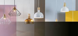 Los techos bajos son una característica muy común en la mayoría de los pisos modernos y, comprendiendo la importancia de la iluminación en la decoración de cualquier ambiente, en esta ocasión queremos darles algunos tips de iluminación en techos bajos. Catalogo De Iluminacion Lamparas De Techo Lamparas De Pared Easy