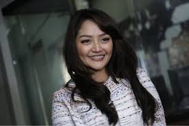 Emang lagi syantik hey sayangku hari ini aku syantik syantik bagai bidadari bidadari dihatimu. Performa Lagi Syantik Melempem Siti Badriah Digeser Rekan Satu Label Okezone Celebrity