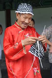 Maggie's rags is the knitting design business owned by designer, author and teacher margaret radcliffe. Chinese Man Knitting Men S Knit Knitting Knitting Yarn