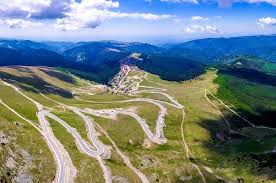 Die panoramastraße transalpina verbindet seit 1939 siebenbürgen mit der walachei und ist die höchste mit dem auto befahrbare straße rumäniens. Transalpina Road A Scenic Drive In Romania Daily Travel Pill