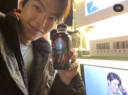 No dia 26 de novembro, o ator postou uma foto de si mesmo com a legenda olá, eu sou kim woo bin. Kim Woo Bin Kimwoobinsg Twitter