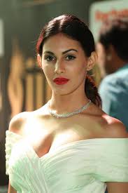 Kangana ranaut, rajkummar rao, jimmy shergill, amyra dastur, amrita puri, kanika dhillon, brijendra kala, satish kaushik, lalit behl, hussain dalal director : Pin On Amyra Dastur