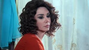تميزت في ادوار عديدة وحصدت جوائز مهمة في العديد من المهرجانات داخل سوريا وخارجها. Ø­ØµÙ„Øª Ø¹Ù„Ù‰ Ø§Ù„Ø«Ø§Ù†ÙˆÙŠØ© Ø§Ù„Ø¹Ø§Ù…Ø© Ø¨Ø¹Ù…Ø± Ø§Ù„Ø£Ø±Ø¨Ø¹ÙŠÙ† ÙˆÙ„Ø§ ØªÙ†ØªØ³Ø¨ Ø¥Ù„Ù‰ Ù†Ù‚Ø§Ø¨Ø© Ø§Ù„ÙÙ†Ø§Ù†ÙŠÙ† ÙˆØ®Ù€Ù„Ø§ÙÙ‡Ø§ Ù…Ø¹ Ø³Ù„Ø§Ù ÙÙˆØ§Ø®Ø±Ø¬ÙŠ Ø³Ø± Ù„Ø§ ÙŠØ¹Ù„Ù…Ù‡ Ø£Ø­Ø¯ Ù‚ØµØ© Ø§Ù„ÙÙ†Ø§Ù†Ø© Ø§Ù„Ø³ÙˆØ±ÙŠØ© ÙƒØ§Ø±ÙŠØ³ Ø¨Ø´Ø§Ø± ØµÙˆØ± Mada Post Ù…Ø¯Ù‰ Ø¨ÙˆØ³Øª