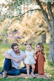 Adorable Family Portraits In The Park On To Baby Family Portrait Poses Summer Family Photos Outdoor Family Photoshoot