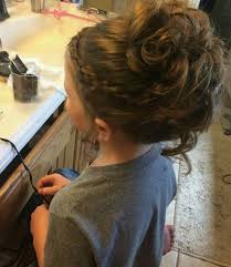 Pin By Abigail Carr On Peinados Infantiles Junior Bridesmaid Hair Cute Wedding Hairstyles Kids Hairstyles