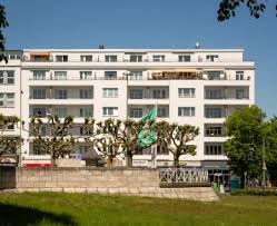 Die unternehmensgruppe becker & kries, berlin, gehört mit einem eigenen immobilienbestand von mehr als 330.000 m² gewerbeflächen und 2.400 wohnungen sowie verwaltungsbeständen anderer eigentümer in über 100 immobilien zu den bedeutenden privaten immobilienunternehmen deutschlands. Immobilienbestand Becker Kries