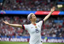 Ce vendredi 7 juin, la france rencontrera la corée du sud pour le match d'ouverture de la coupe du monde féminine de football. Coupe Du Monde Feminine Megan Rapinoe Capitaine Star Et Embleme De L Amerique Anti Trump