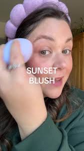 🌅 On fait le trend du Sunset Blush! Produits : @Milani Cosmetics  @elfcosmetics @QUO @wetnwildbeauty #sunsettrend #sunsetblush #trend  #trendingmakeup #makeup #makeuptutorial #maquillage #blush ...