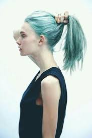 Her Hair The Color Of The Water Or Pale Skin The Coolness Of The Water And Her Eyes Showing The Rushing Waters In Her Soul Ombre Sac Rengi Balyaj Sac Yesil